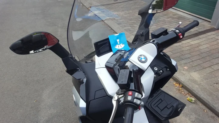 disque de stationnement sur une moto