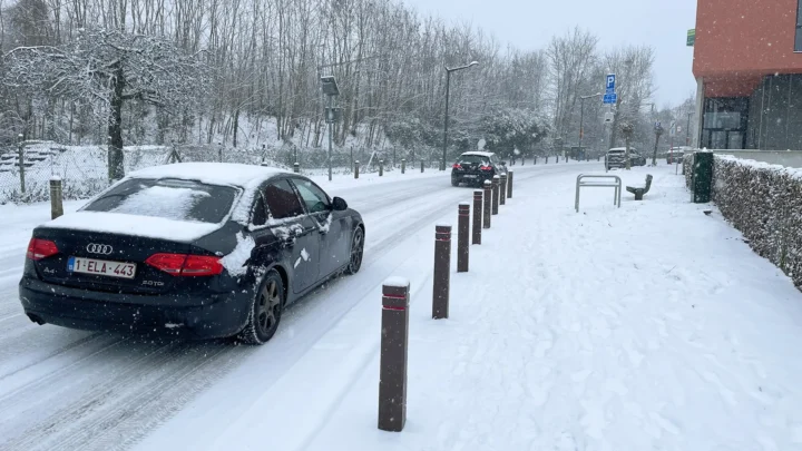 chutes de neige sur la route