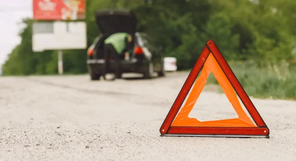 voiture en panne, triangle de danger