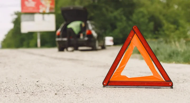 voiture en panne, triangle de danger