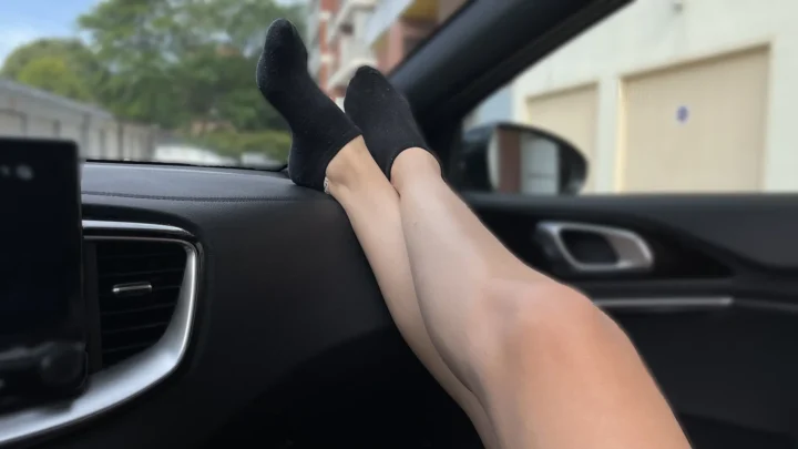 pieds sur le tableau de bord passager