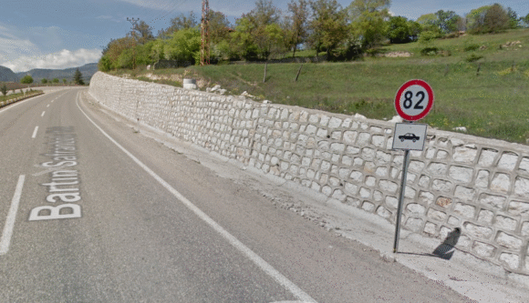 signal de limitation de vitesse à 82 km/h