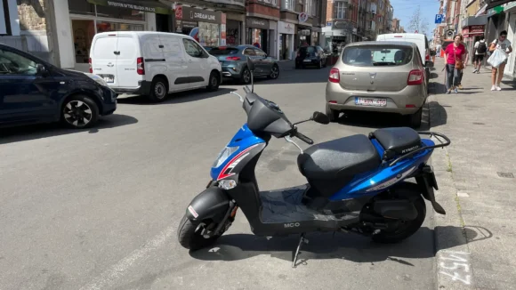 cyclomoteur rangé sur la chaussée
