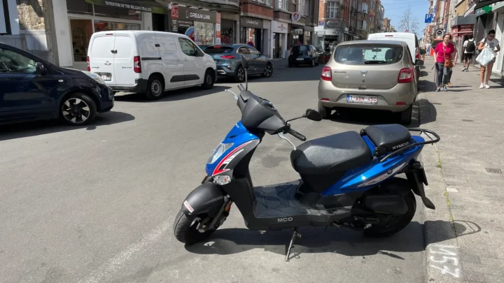cyclomoteur rangé sur la chaussée