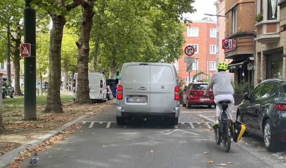 dépassement d'un vélo